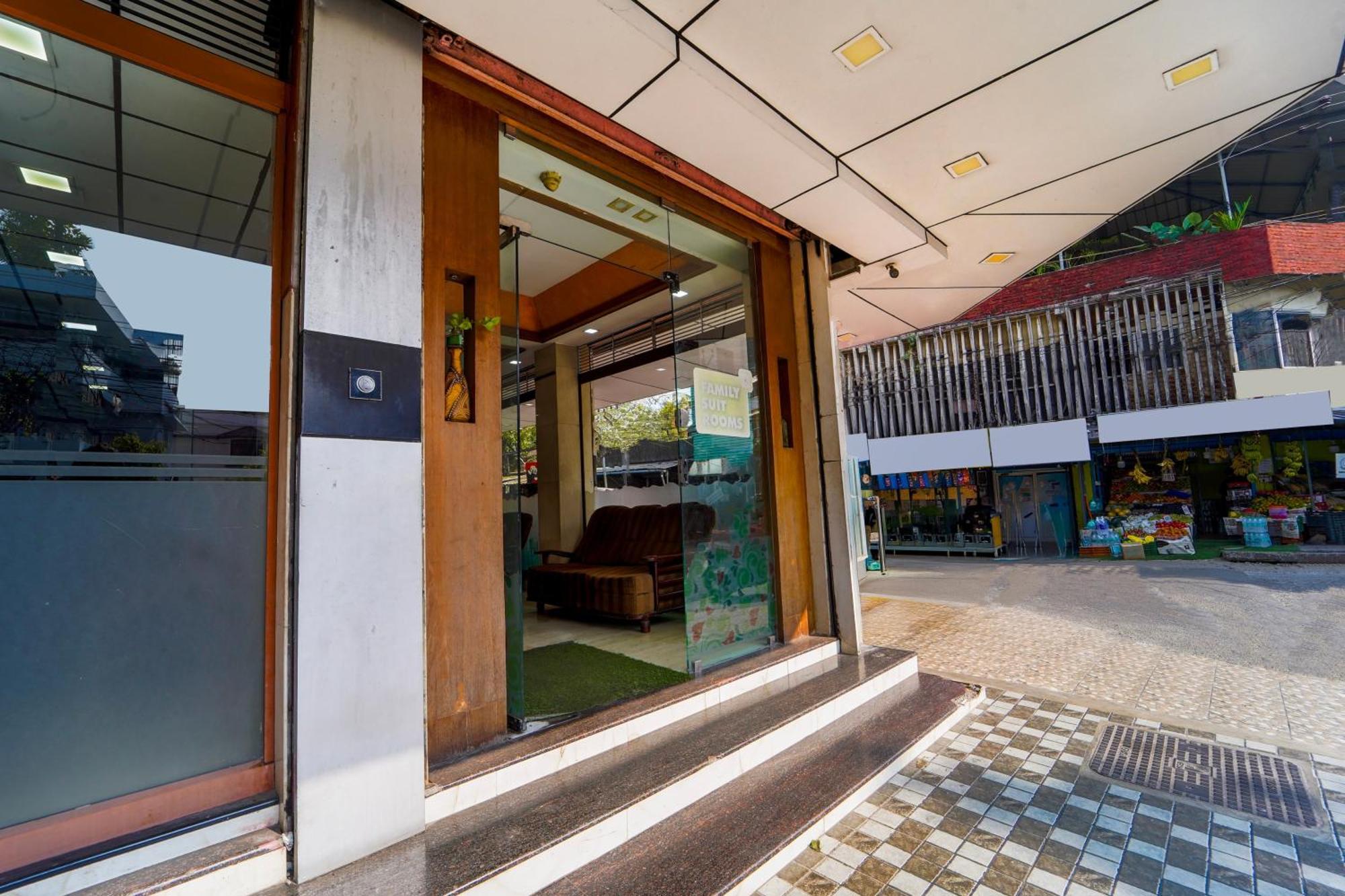 Super Townhouse City Center Ernakulam Kochi Екстериор снимка